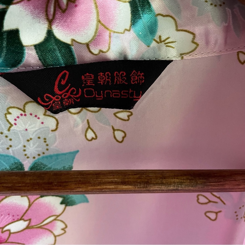 Pink Satin Floral Kimono / Robe. Peacock and Floral Motif. Size Large - Picture 4 of 15